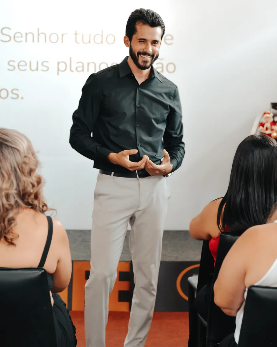 Thales Fagundes ministrando a Mentoria Êxodo